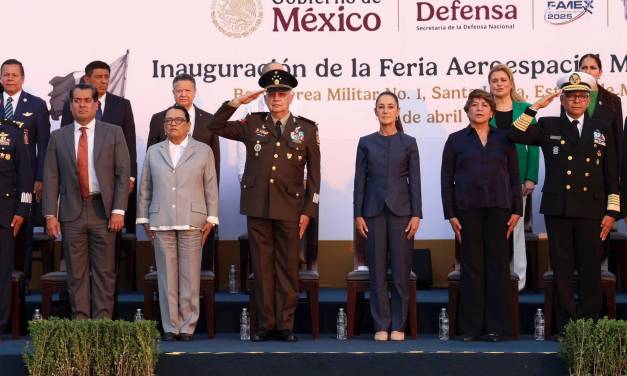 Julio Menchaca asistió a la inauguración de la Feria Aeroespacial México 2025
