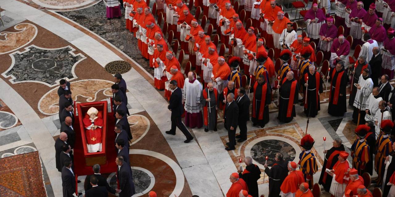 Dan inicio los funerales del Papa Francisco