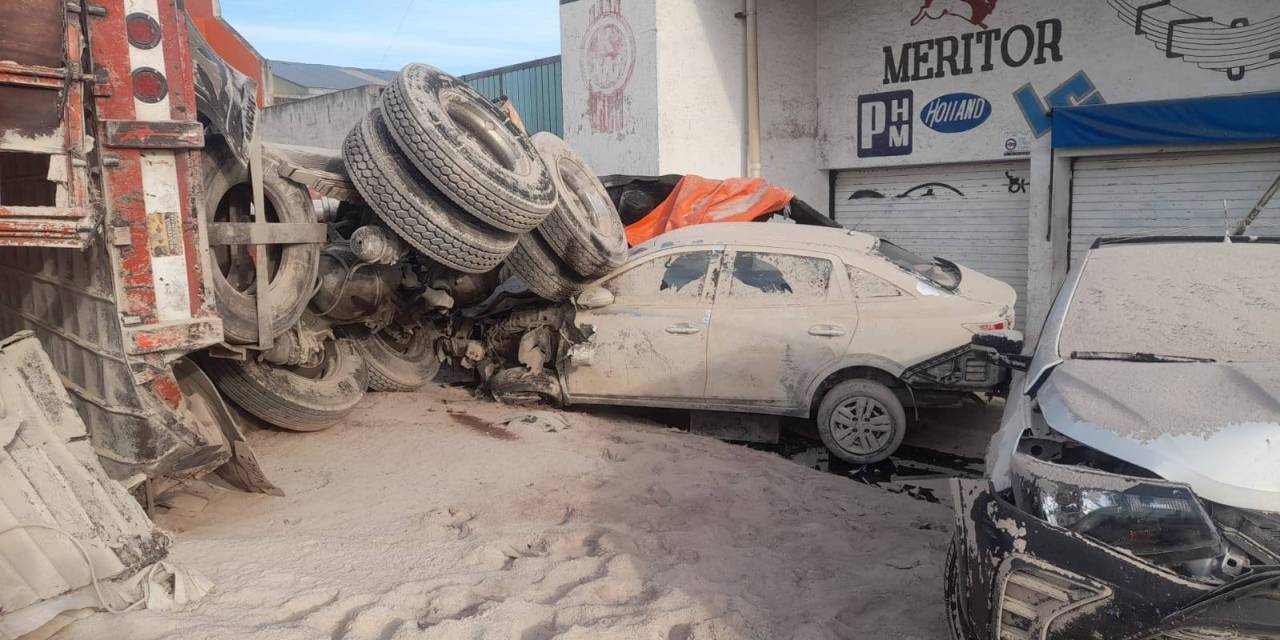Vuelca tráiler y arrasa con automóviles a su paso