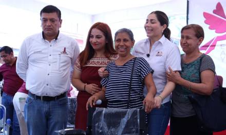 Entregan insumos médicos y apoyos en Huejutla