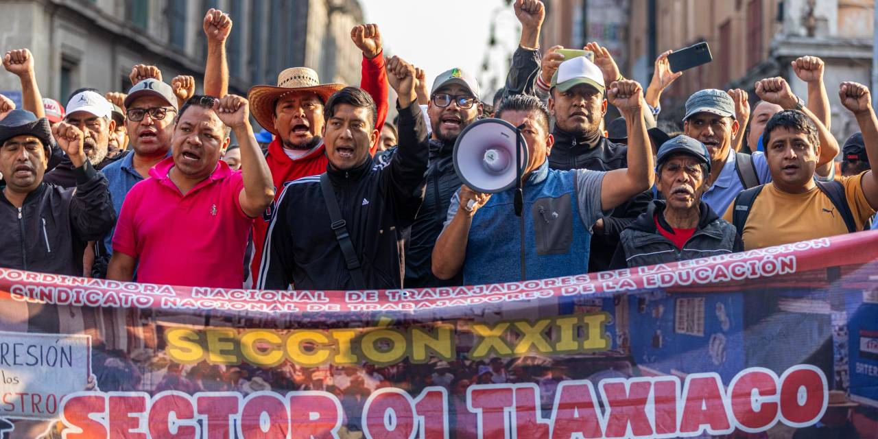 CNTE bloquea acceso a Palacio Nacional
