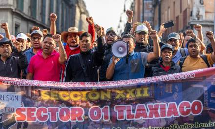 CNTE bloquea acceso a Palacio Nacional