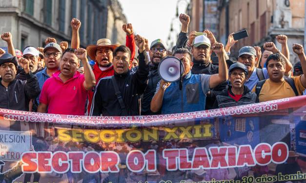 CNTE bloquea acceso a Palacio Nacional