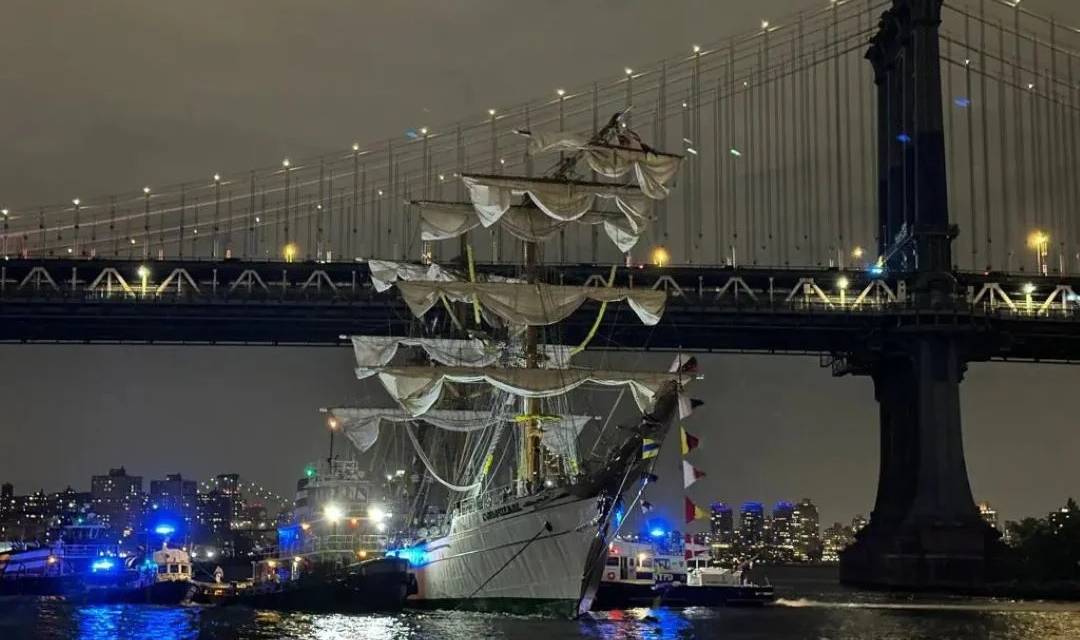 Choca buque de la Armada de México contra puente en Nueva York