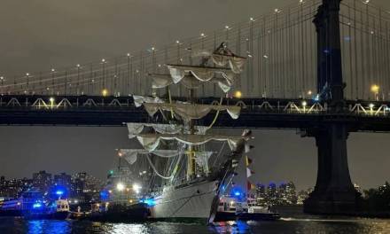 Choca buque de la Armada de México contra puente en Nueva York
