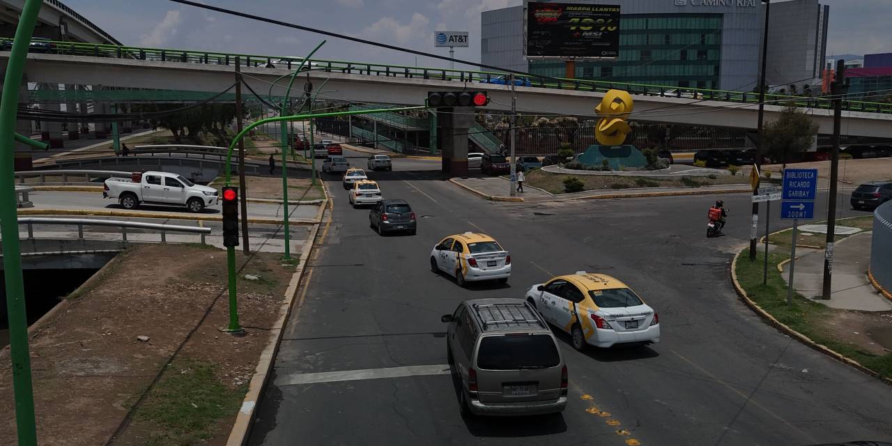 Instalan semáforo sobre bulevar Felipe Ángeles en Pachuca