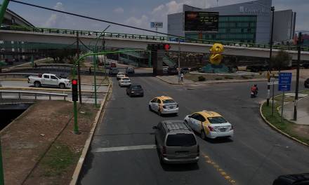 Instalan semáforo sobre bulevar Felipe Ángeles en Pachuca
