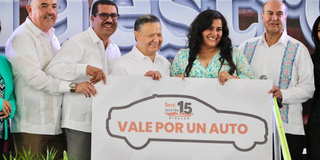 Festejan a maestros en la capital hidalguense