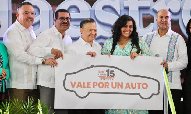 Festejan a maestros en la capital hidalguense