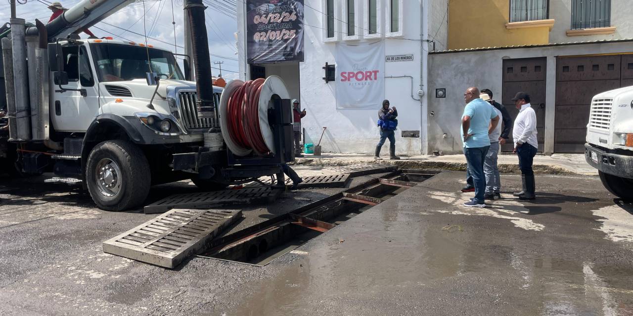 Realizan labores de limpieza en calles de Los Tuzos