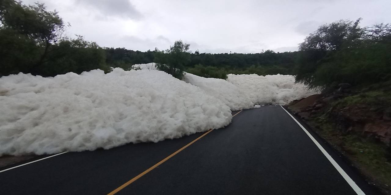 Banco de espuma bloquea carretera en Alfajayucan