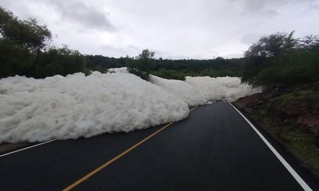 Banco de espuma bloquea carretera en Alfajayucan