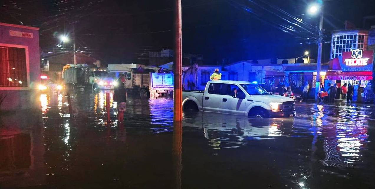 Se desborda el Río de las Avenidas e inunda fraccionamiento Los Tuzos
