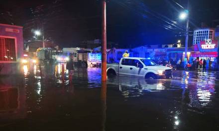 Se desborda el Río de las Avenidas e inunda fraccionamiento Los Tuzos
