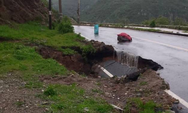 Atienden socavón y deslave en el Corredor de la Montaña