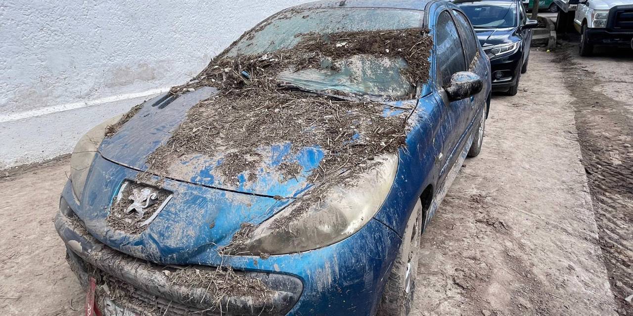 Retiran vehículos dañados durante lluvias en Pachuca