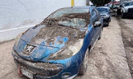 Retiran vehículos dañados durante lluvias en Pachuca