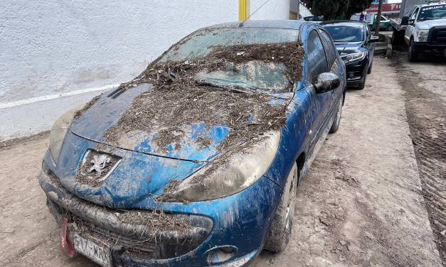 Retiran vehículos dañados durante lluvias en Pachuca