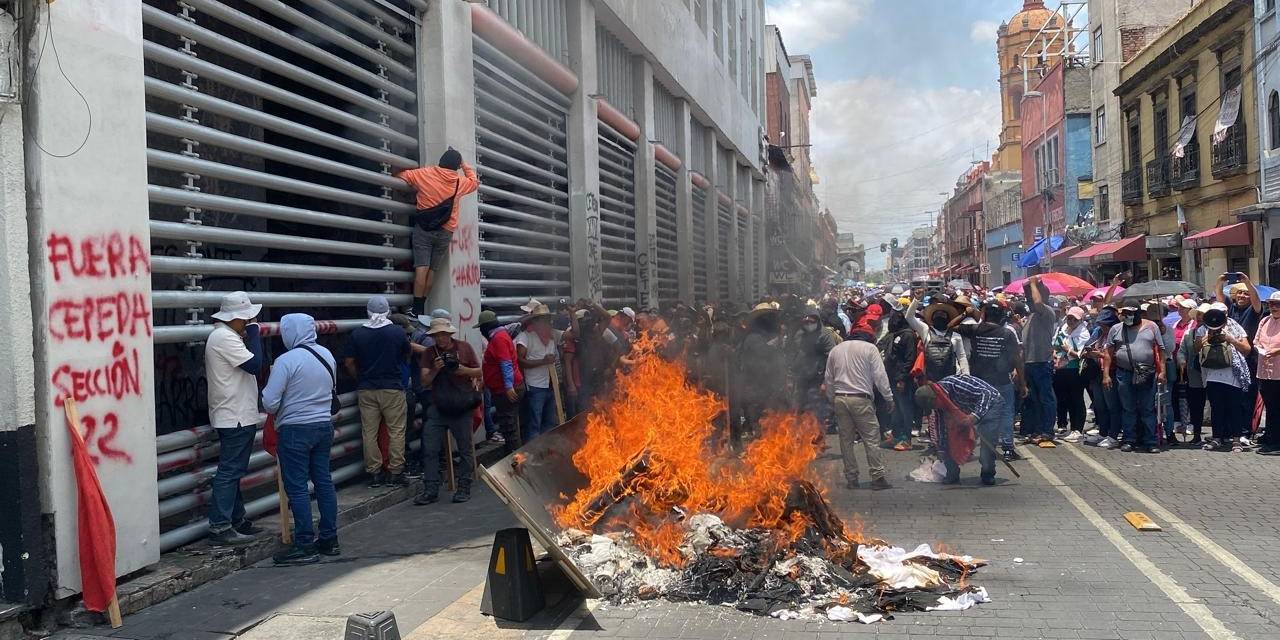 Maestros de la CNTE vandalizan oficinas del SNTE