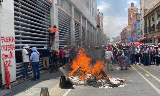 Maestros de la CNTE vandalizan oficinas del SNTE