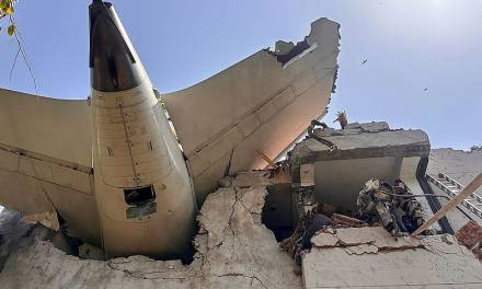 Avionazo en la India deja 290 muertos