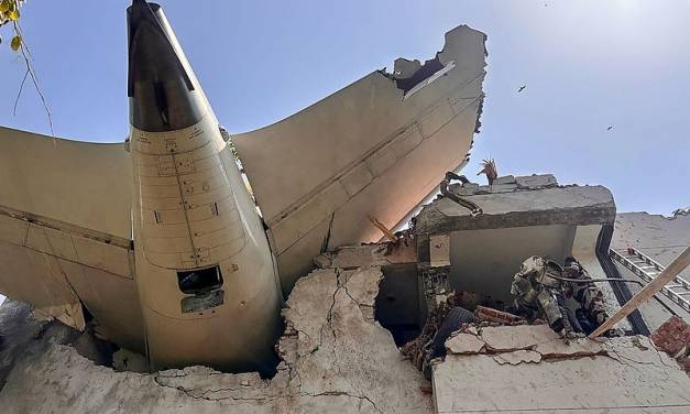 Avionazo en la India deja 290 muertos