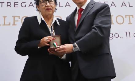 Entregan Presea al Mérito Jurídico 2025 a Adela Hernández Serrano