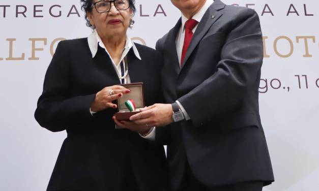 Entregan Presea al Mérito Jurídico 2025 a Adela Hernández Serrano