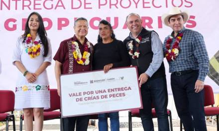 Julio Menchaca lleva obras y acciones a Tlahuiltepa
