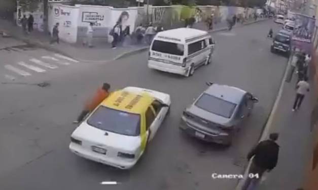Taxista evade operativo en Tulancingo y se da a la fuga