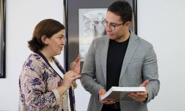 Firma Jorge Reyes convenio para restauración del Reloj Monumental