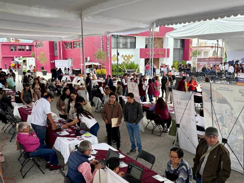 Más de 50 empresas ofrecieron vacantes en feria del empleo en Mineral de la Reforma