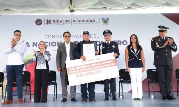 Reconocen al Cuerpo de Bomberos con entrega de estímulos y ascensos