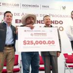 Menchaca entrega apoyos a 190 emprendedores