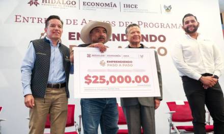 Menchaca entrega apoyos a 190 emprendedores