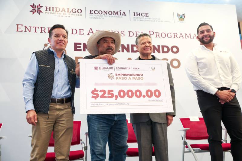 Menchaca entrega apoyos a 190 emprendedores