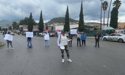 Madre se manifiesta en Pachuca por medicamentos para su hijo