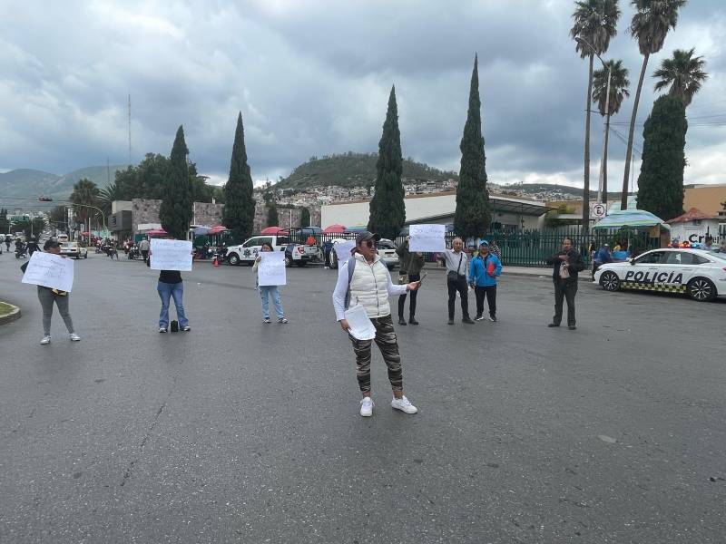 Madre se manifiesta en Pachuca por medicamentos para su hijo