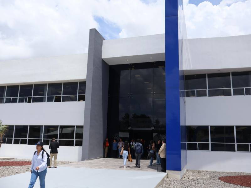 Discrepan por 130 docentes en cargos públicos