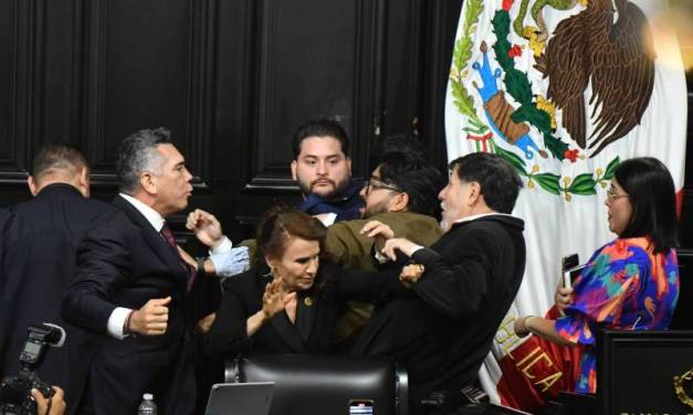 Noroña y Alito llegan a los golpes en el Senado