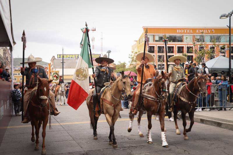 Un éxito, el desfile alusivo al Inicio de la Independencia de México