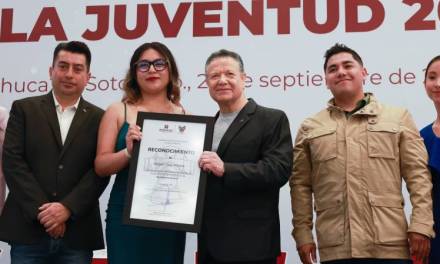 Julio Menchaca entregó el Premio Estatal de la Juventud 2025