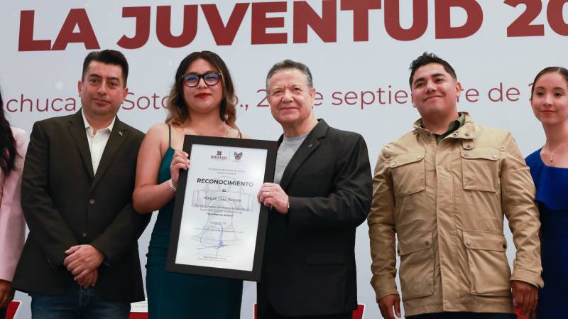 Julio Menchaca entregó el Premio Estatal de la Juventud 2025