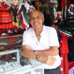 Alberto Salinas vende artículos patrios desde hace 32 años