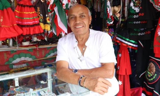 Alberto Salinas vende artículos patrios desde hace 32 años