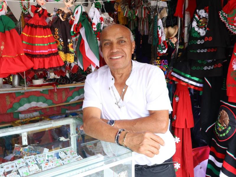 Alberto Salinas vende artículos patrios desde hace 32 años