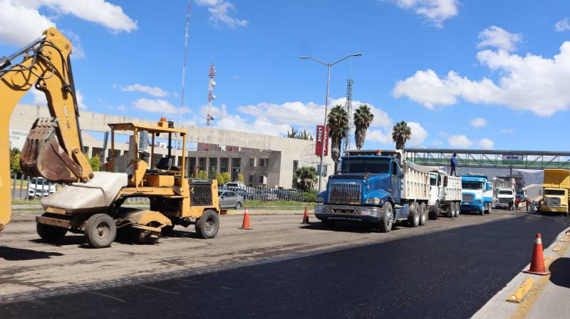 Ejecutan trabajos de pavimentación en Avenida Universidad y Bulevar Felipe Ángeles
