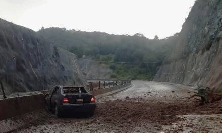 Derrumbe sobre la nueva carretera Real del Monte-Huasca