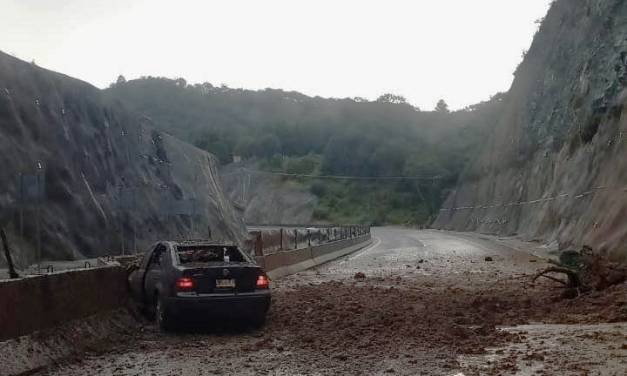 Derrumbe sobre la nueva carretera Real del Monte-Huasca