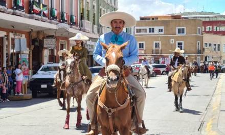 Escaramuzas y charros galopan en Pachuca por el Día del Charro